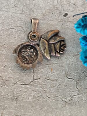 ancienne médaille religieuse de Saint Christophe en forme de rose qui s'ouvre  patron des voyageurs