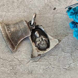 Pendentif médaillon religieux ancien , médaille médaillon charme de Saint Jésus-Christ Notre-Seigneur de Montmartre à Paris, France