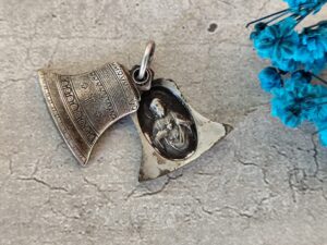 Pendentif médaillon religieux ancien , médaille médaillon charme de Saint Jésus-Christ Notre-Seigneur de Montmartre à Paris, France