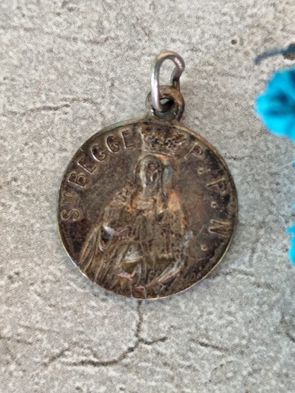Antique  médaille religieuse française de  notre dame de chevremont et saint begge – Image 2