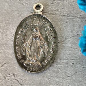 ancienne médaille de la Vierge Marie miraculeuse