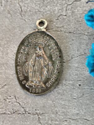 ancienne médaille de la Vierge Marie miraculeuse