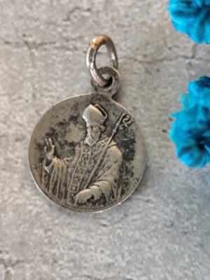 Rare antique médaille religieuse de saint ortaire par karo de couleur argent et de la vierge Marie.