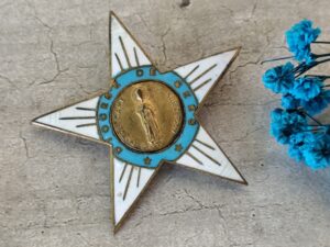 Antique broche religieuse notre dame de seez en email