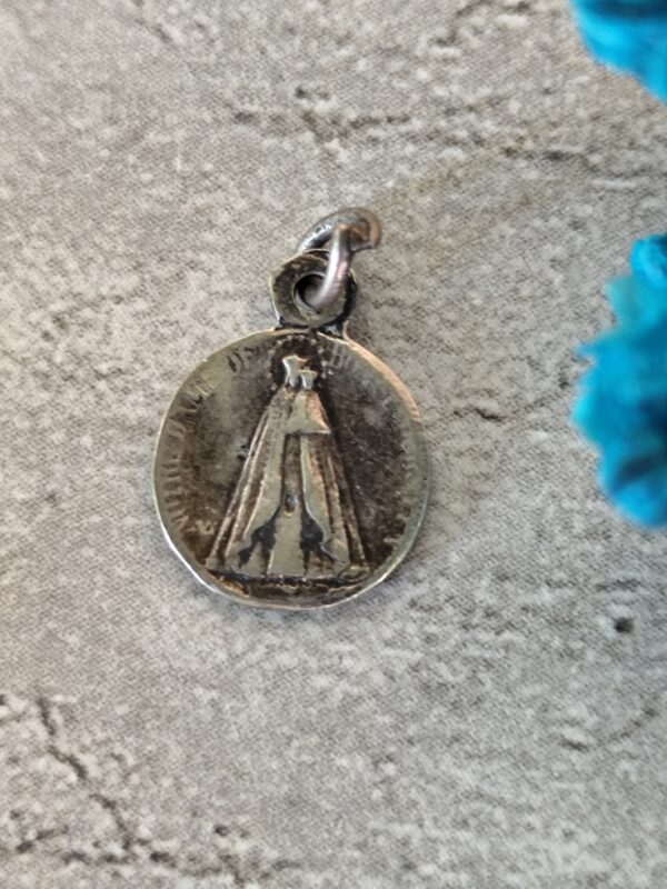 Antique  médaille religieuse française de notre dame du bon secours ronde de couleur argent – Image 2