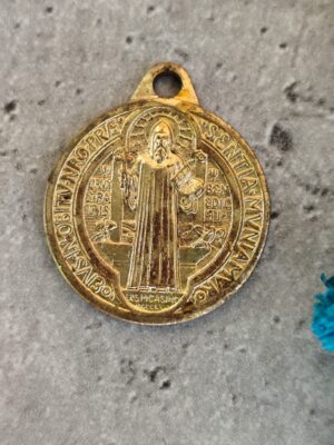 ancienne antique médaille religieuse de Saint Benoît dorée saint Benoît de nursie médaille de protection des forces du mal ,des accidents.