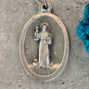 Ancienne médaille religieuse de Saint benoit de couleur argent.