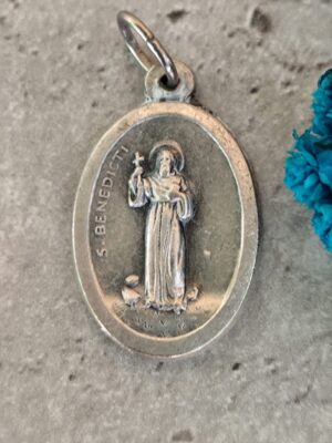 Ancienne médaille religieuse de Saint benoit de couleur argent.