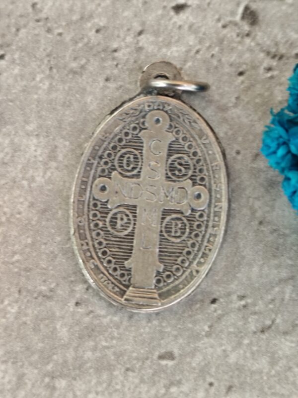 Ancienne médaille religieuse de Saint benoit de couleur argent. – Image 2