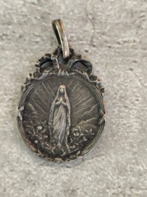 Ancienne médaille religieuse de la vierge marie de lourdes art déco
