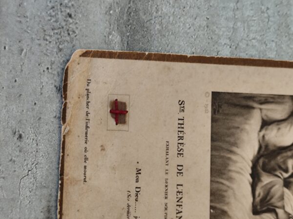 Carte relique de sainte Thérèse de Lisieux avec morceau de plancher de l'infirmerie où elle mourut – Image 2