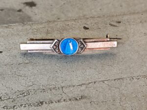 Rare broche religieuse art déco notre dame de la vaissiere en email