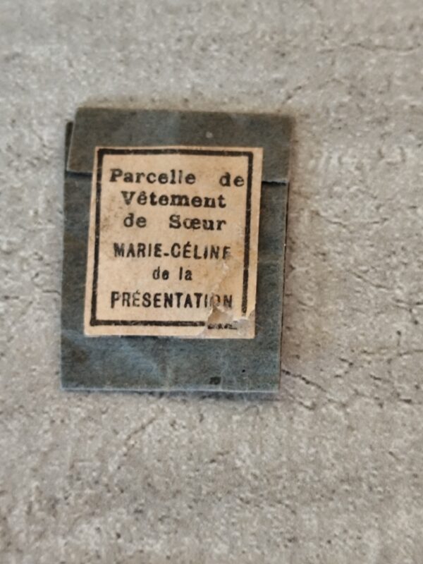 Rare relique parcelle de vêtement de soeur marie Céline de la présentation