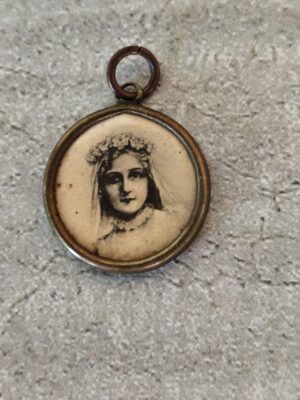 Rare ancien pendentif religieux sainte Thérèse à sa première communion