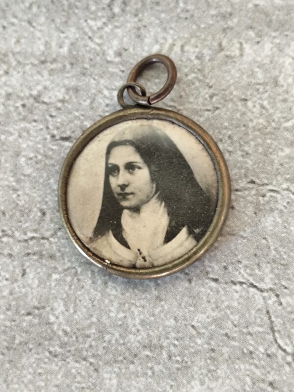 Rare ancien pendentif religieux sainte Thérèse à sa première communion – Image 2