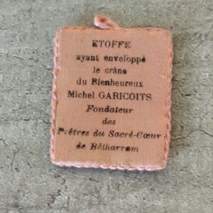 Rare relique etoffe ayant enveloppé le crâne du bienheureux michel garicoits fondateur des prêtres du sacré coeur de betharram