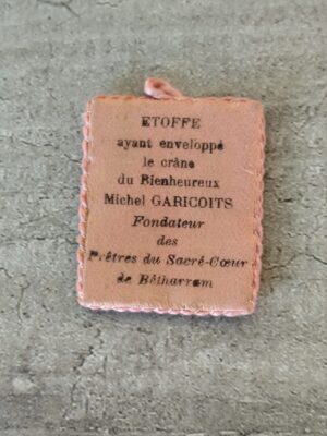 Rare relique etoffe ayant enveloppé le crâne du bienheureux michel garicoits fondateur des prêtres du sacré coeur de betharram