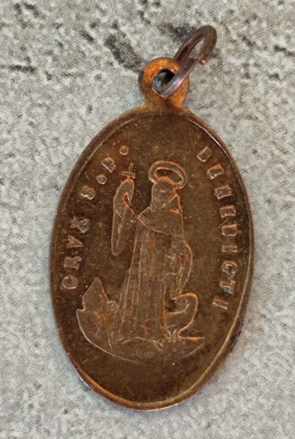 Ancienne médaille religieuse de saint Benoît en laiton