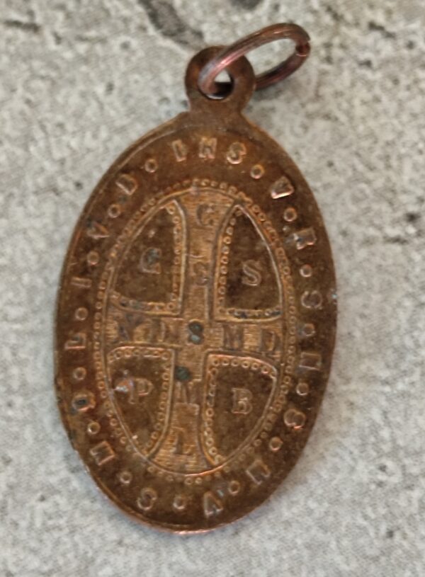 Ancienne médaille religieuse de saint Benoît en laiton – Image 2