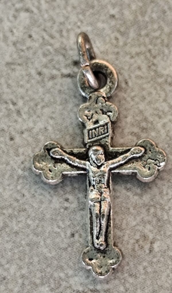 Ancienne croix  religieuse crucifix religieux de couleur  argent