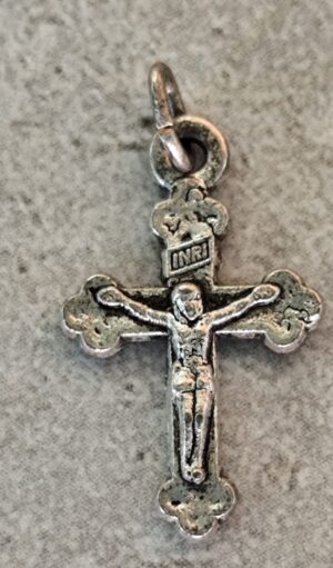 Ancienne croix  religieuse crucifix religieux de couleur  argent