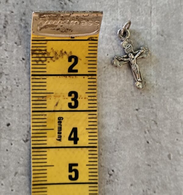 Ancienne croix  religieuse crucifix religieux de couleur  argent – Image 3