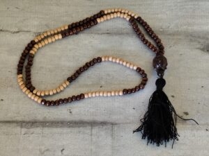 Collier mala en bois avec tête de Bouddha en bois
