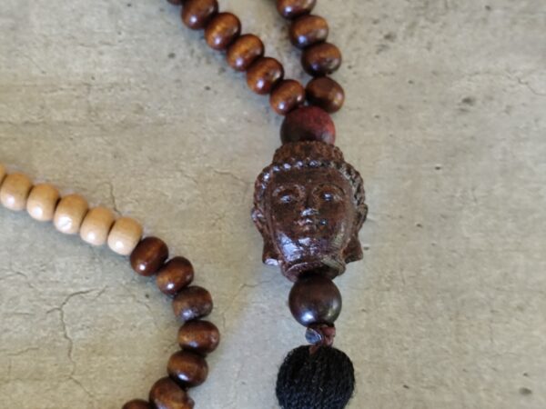 Collier mala en bois avec tête de Bouddha en bois – Image 2