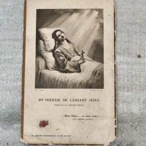 Carte relique de sainte Thérèse de Lisieux avec morceau de plancher de l'infirmerie où elle mourut