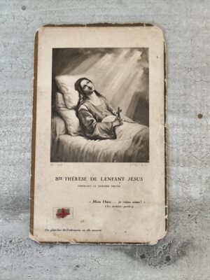 Carte relique de sainte Thérèse de Lisieux avec morceau de plancher de l'infirmerie où elle mourut