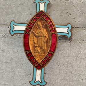 Antique broche religieuse de saint Claude à Lourdes en émail.