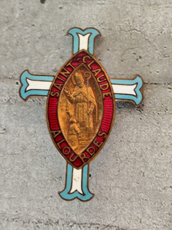 Antique broche religieuse de saint Claude à Lourdes en émail.