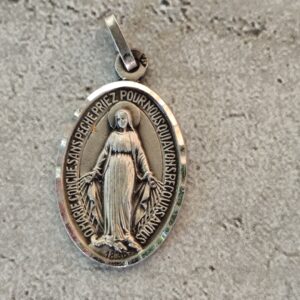 Antique médaille religieuse de la vierge Marie miraculeuse en argent.