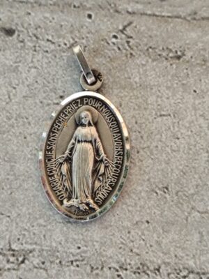 Antique médaille religieuse de la vierge Marie miraculeuse en argent.