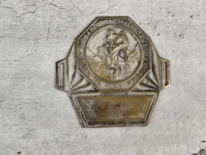 Rare ancienne plaque de vélo de saint Christophe patron des voyageurs en métal regarde saint Christophe puis va t'en rassuré