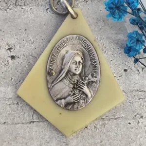 Rare ancienne medaille de berceau  sainte Thérèse en celluloïd Médaille ancienne pour lit bébé France médaille de protection pour bébé