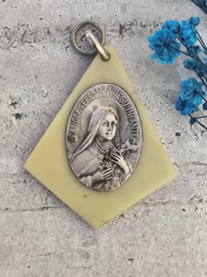 Rare ancienne medaille de berceau sainte Thérèse en celluloïd Médaille ancienne pour lit bébé France médaille de protection pour bébé