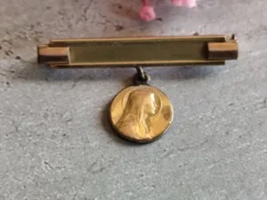 Ancienne broche religieuse de la vierge marie en plaqué or