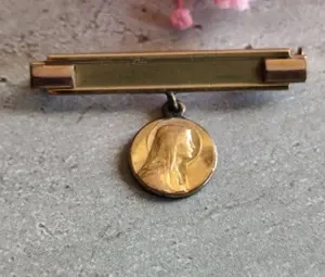 Ancienne broche religieuse de la vierge marie en plaqué or