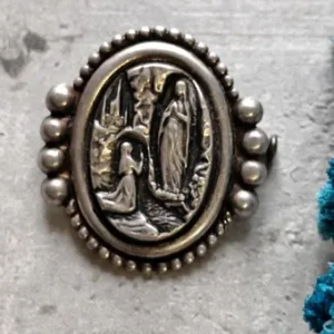 Antique  broche religieuse de la vierge marie de lourdes de couleur argent