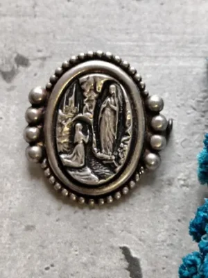 Antique  broche religieuse de la vierge marie de lourdes de couleur argent