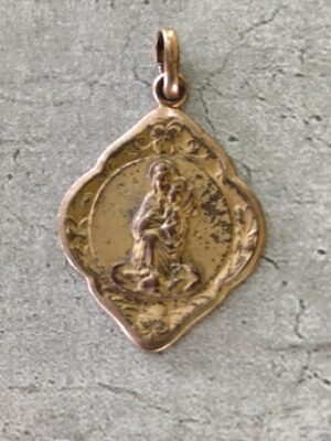 Rare Médaille religieuse de la Vierge Marie et l'enfant de couleur dorée