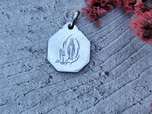 Antique médaille religieuse de la Vierge Marie de lourdes en émail – Image 2