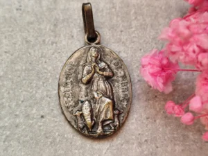 Rare médaille religieuse de sainte Germaine de couleur argent