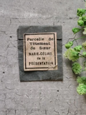 Rare relique parcelle de vêtement de sœur marie Céline de la présentation