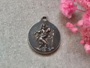 Ancienne médaille religieuse de sainte Thérèse de Lisieux et de saint Christophe