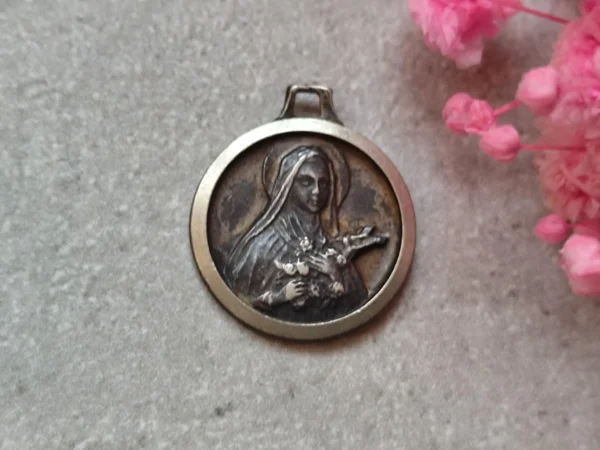 Ancienne médaille religieuse de sainte Thérèse de Lisieux  et de saint Christophe – Image 2