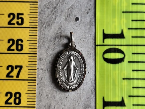 Antique médaille religieuse de la Vierge Marie miraculeuse – Image 3