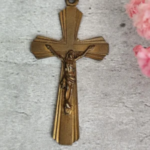 ancien pendentif croix religieuse de couleur dorée, crucifix Jésus Christ