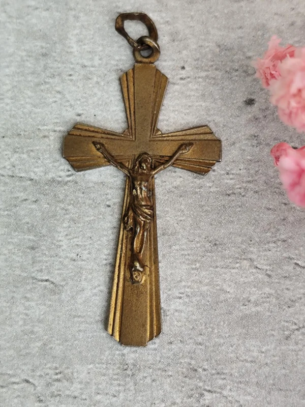 ancien pendentif croix religieuse de couleur dorée, crucifix Jésus Christ